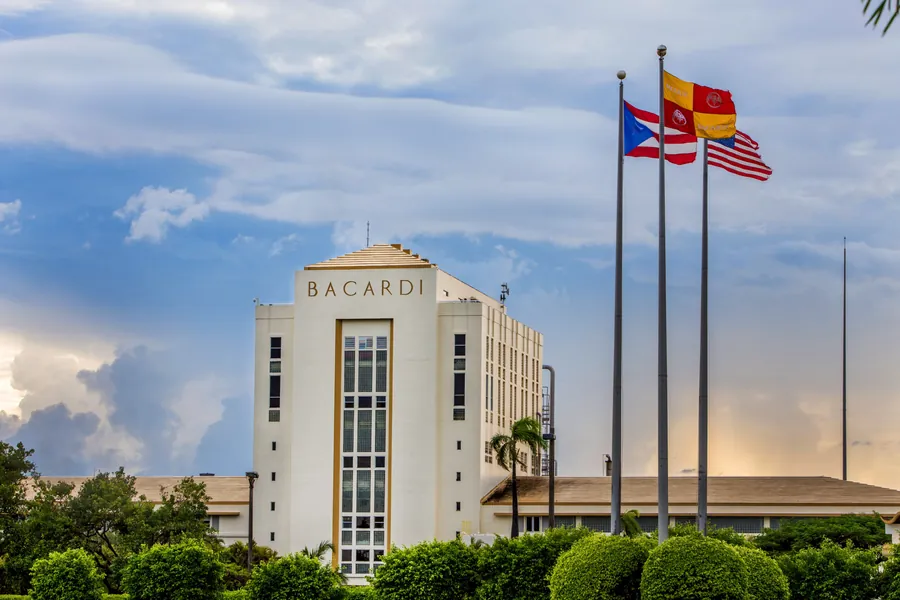BACARDÍ Gebäude in Cataño, Puerto Rico, mit Fahnen vor blauem Himmel