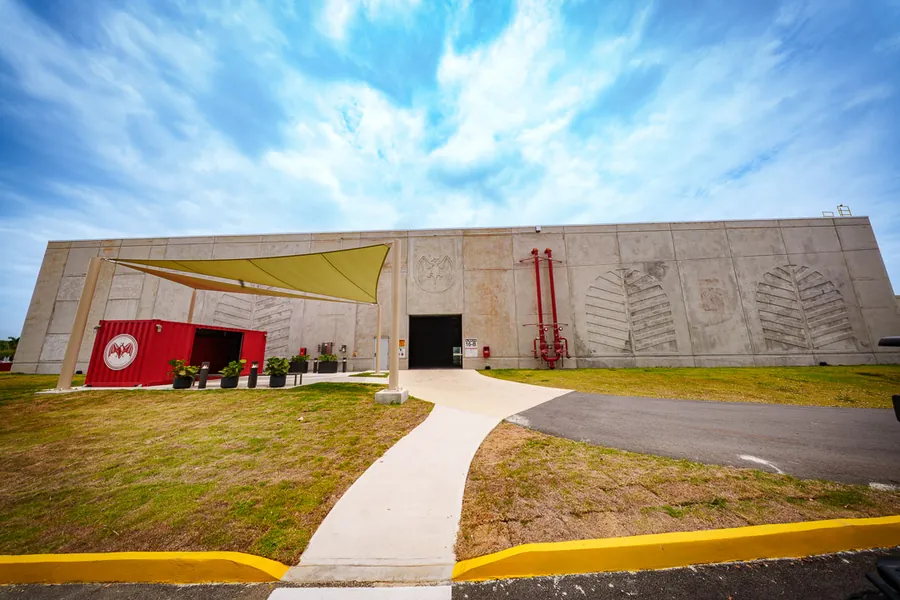 Neues BACARDÍ Reifelager in Cataño, Puerto Rico: Betonbau mit Eingang und Sonnensegel
