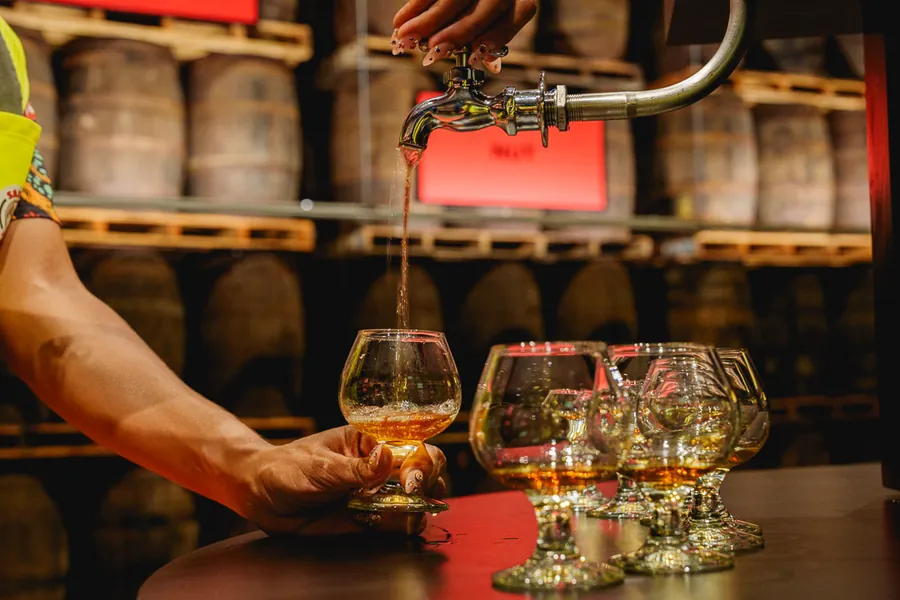 BACARDÍ Rum fließt in der Casa BACARDÍ direkt aus dem Fass in Verkostungsgläser