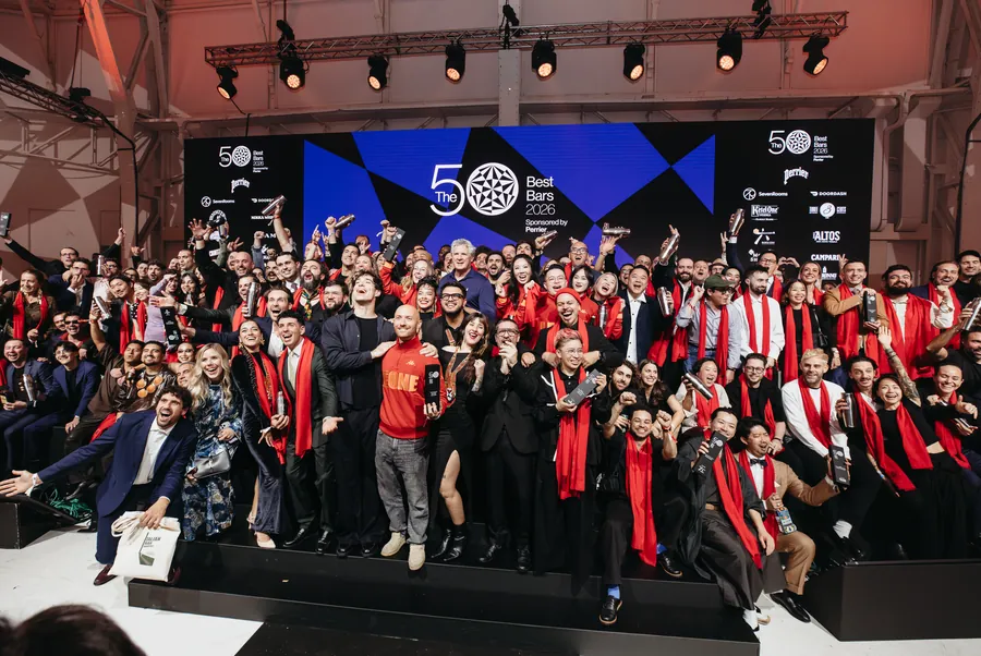 Cointreau bei The 50 Best Bars 2026 in Mailand: Bartender mit roten Schals feiern auf der Bühne