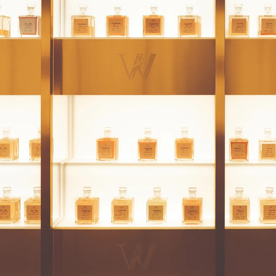 Johnnie Walker Vault: Whiskyproben in beschrifteten Glasflakons auf beleuchteten Regalen